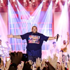 Turnê que já arrastou multidões pelo Brasil chega a Belém com mais de 3 horas de show, participação do grupo Pique Novo e destaque para a cena local com o grupo Nosso Tom