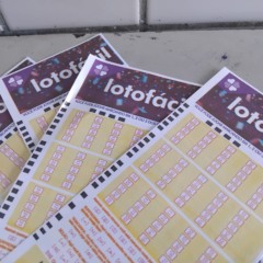 A Caixa Econômica Federal realizou nesta quinta-feira (12) o sorteio do concurso 3416 da Lotofácil e premiou uma aposta que acertou os 15 números
