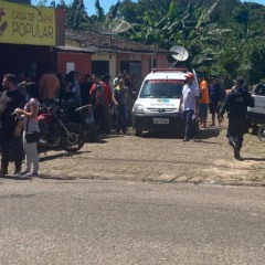 outro homem com golpes de perna-manca na cabeça. O homicídio aconteceu na manhã de terça-feira (17). Por volta das 11h30min, policiais militares do 26⁰ Pelotão foram informados por populares que tinha acontecido uma tentativa de homicídio na Avenida Jarbas Passarinho, no Centro de Terra Alta. No local informado, testemunhas disseram que, durante um desentendimento, Matheus Evangelista Barbosa, também conhecido como "bolinha", aplicou duas pauladas na cabeça de outro homem, identificado como Álvaro Ferreira, o qual foi socorrido e encaminhado ao hospital local. O estado de saúde da vítima era considerado delicado e teve de ser transferida para a Unidade de Pronto Atendimento (UPA) 24 Horas de Castanhal, onde não resistiu aos gravíssimos ferimentos e morreu. Após buscas, os policiais militares conseguiram localizar e prender o acusado, o qual foi apresentado na Delegacia de Polícia Civil de Terra Alta e autuado em flagrante pelo crime de homicídio. As causas da desavença entre vítima e acusado não foram reveladas pela polícia. Mover para cimaMover para baixoAlternar painel: FS Poster Mover para cimaMover para baixoAlternar painel: Post - Área de Trabalho Chapéu Notícias Relacionadas Branded Content Layout Leitor de posts Streamings Configuração de ADS Chapéu CRIME Post Bloco Em Terra Alta, homem é preso após matar rival com golpes de perna-manca na cabeça