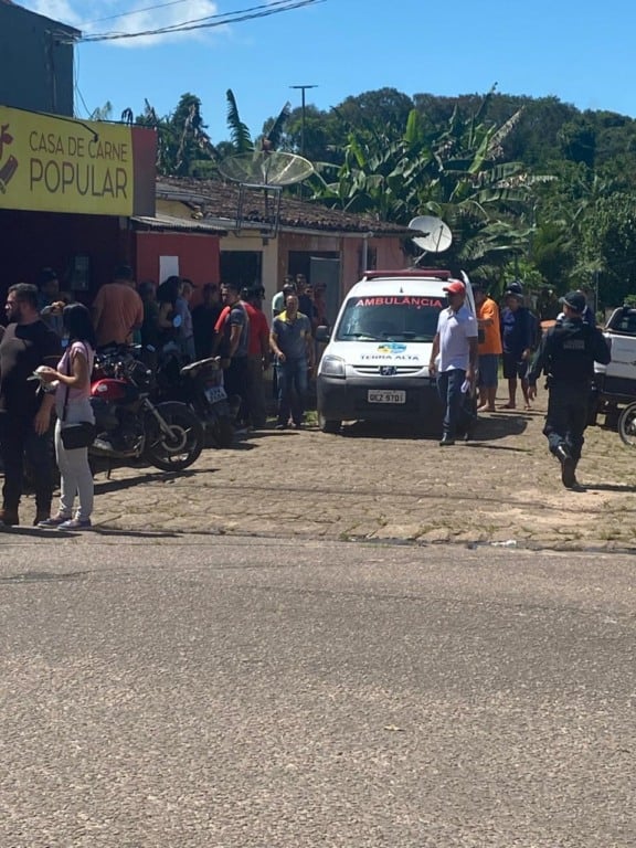 outro homem com golpes de perna-manca na cabeça. O homicídio aconteceu na manhã de terça-feira (17). Por volta das 11h30min, policiais militares do 26⁰ Pelotão foram informados por populares que tinha acontecido uma tentativa de homicídio na Avenida Jarbas Passarinho, no Centro de Terra Alta. No local informado, testemunhas disseram que, durante um desentendimento, Matheus Evangelista Barbosa, também conhecido como "bolinha", aplicou duas pauladas na cabeça de outro homem, identificado como Álvaro Ferreira, o qual foi socorrido e encaminhado ao hospital local. O estado de saúde da vítima era considerado delicado e teve de ser transferida para a Unidade de Pronto Atendimento (UPA) 24 Horas de Castanhal, onde não resistiu aos gravíssimos ferimentos e morreu. Após buscas, os policiais militares conseguiram localizar e prender o acusado, o qual foi apresentado na Delegacia de Polícia Civil de Terra Alta e autuado em flagrante pelo crime de homicídio. As causas da desavença entre vítima e acusado não foram reveladas pela polícia. Mover para cimaMover para baixoAlternar painel: FS Poster Mover para cimaMover para baixoAlternar painel: Post - Área de Trabalho Chapéu Notícias Relacionadas Branded Content Layout Leitor de posts Streamings Configuração de ADS Chapéu CRIME Post Bloco Em Terra Alta, homem é preso após matar rival com golpes de perna-manca na cabeça