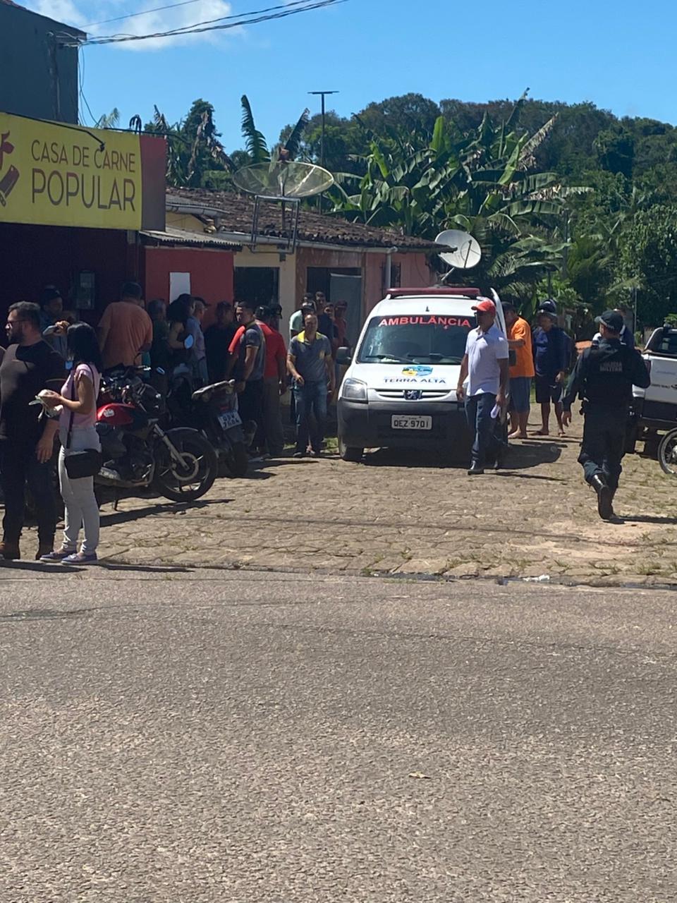 outro homem com golpes de perna-manca na cabeça. O homicídio aconteceu na manhã de terça-feira (17). Por volta das 11h30min, policiais militares do 26⁰ Pelotão foram informados por populares que tinha acontecido uma tentativa de homicídio na Avenida Jarbas Passarinho, no Centro de Terra Alta. No local informado, testemunhas disseram que, durante um desentendimento, Matheus Evangelista Barbosa, também conhecido como "bolinha", aplicou duas pauladas na cabeça de outro homem, identificado como Álvaro Ferreira, o qual foi socorrido e encaminhado ao hospital local. O estado de saúde da vítima era considerado delicado e teve de ser transferida para a Unidade de Pronto Atendimento (UPA) 24 Horas de Castanhal, onde não resistiu aos gravíssimos ferimentos e morreu. Após buscas, os policiais militares conseguiram localizar e prender o acusado, o qual foi apresentado na Delegacia de Polícia Civil de Terra Alta e autuado em flagrante pelo crime de homicídio. As causas da desavença entre vítima e acusado não foram reveladas pela polícia. Mover para cimaMover para baixoAlternar painel: FS Poster Mover para cimaMover para baixoAlternar painel: Post - Área de Trabalho Chapéu Notícias Relacionadas Branded Content Layout Leitor de posts Streamings Configuração de ADS Chapéu CRIME Post Bloco Em Terra Alta, homem é preso após matar rival com golpes de perna-manca na cabeça