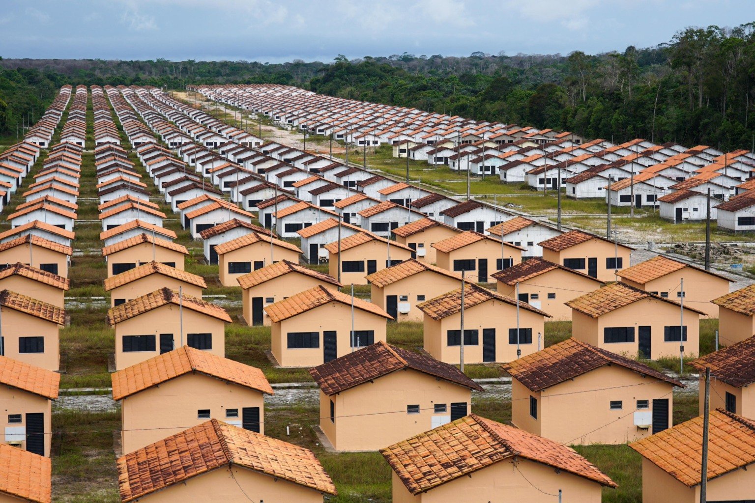 Nesta sexta-feira (20), o ministro das Cidades, Jader Filho, assinou contratos para a construção de 170 moradias do programa Minha Casa, Minha Vida Rural Nesta sexta-feira (20), o ministro das Cidades, Jader Filho, assinou contratos para a construção de 170 moradias do programa Minha Casa, Minha Vida Rural