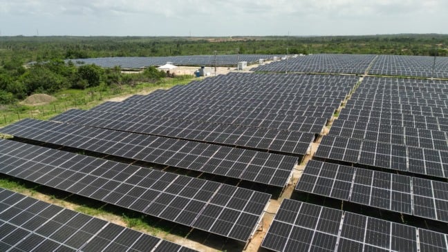 Funciona assim: por meio de um cadastro pelo site, o cliente realiza sua adesão e se associa a uma das usinas solares da Echoenergia.