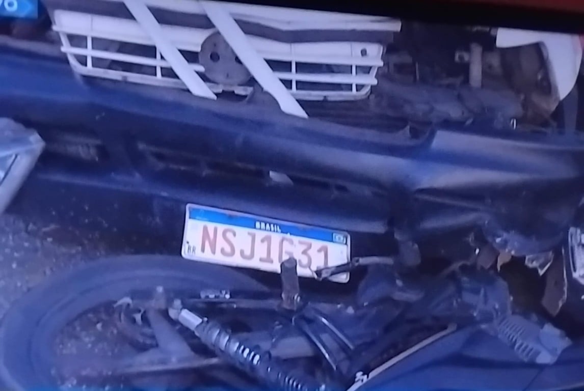 Um grave acidente envolvendo uma motocicleta e uma van resultou na morte de um homem e deixou outras duas pessoas feridas