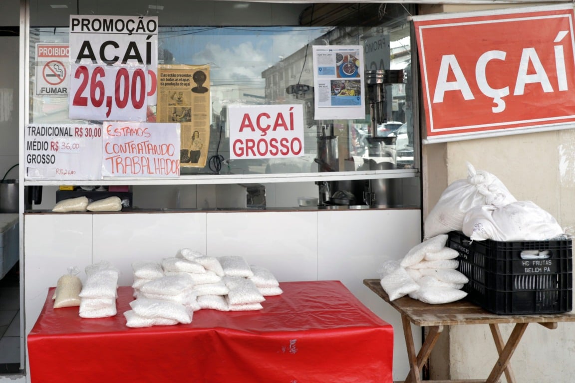 Na Feira da 25, em Belém, por exemplo, alguns pontos de venda já comercializam o açaí tradicional entre R$ 24 e R$ 26 e o médio, em torno de R$ 34.