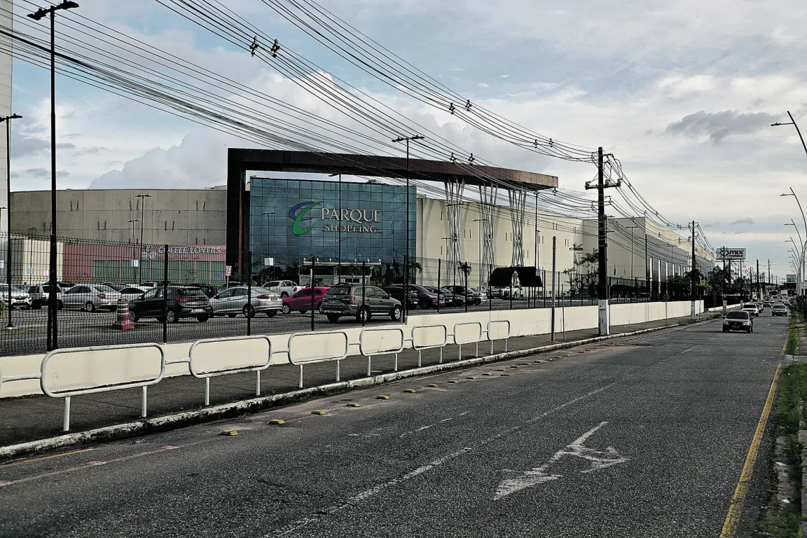 Quem trafega pela avenida Augusto Montenegro, em Belém, percebe rapidamente que cada espaço disponível se tornou valioso.