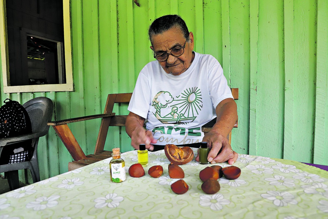 Aos 92 anos de idade, Geralda Romana dos Santos tem na ponta da língua o passo a passo para se fazer a extração da andiroba 
