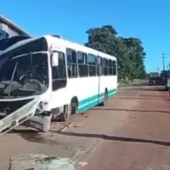 Na manhã desta segunda-feira, 16 de junho, por volta das 7h, um ônibus que transportava cerca de 35 estudantes do município de Ipixuna do Pará