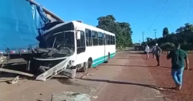 Na manhã desta segunda-feira, 16 de junho, por volta das 7h, um ônibus que transportava cerca de 35 estudantes do município de Ipixuna do Pará