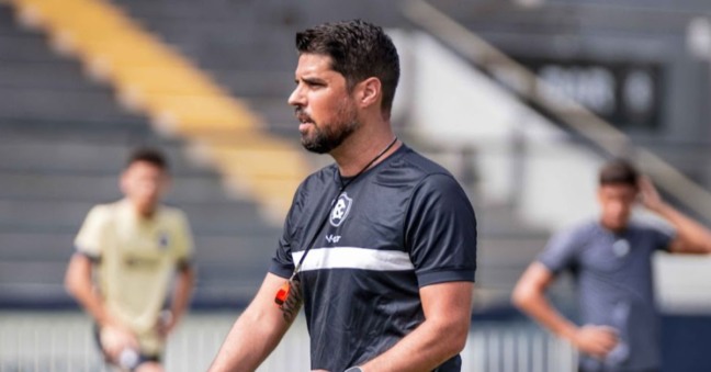 Oliveira estreou com derrota no clássico e vai precisar conquistar a confiança da torcida do Remo - Foto: Samara Miranda/Remo