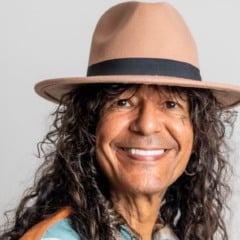 Luiz Caldas, o mestre que marcou a história da música brasileira com sua criatividade e ousadia, está prestes a lançar um novo capítulo sonoro:
