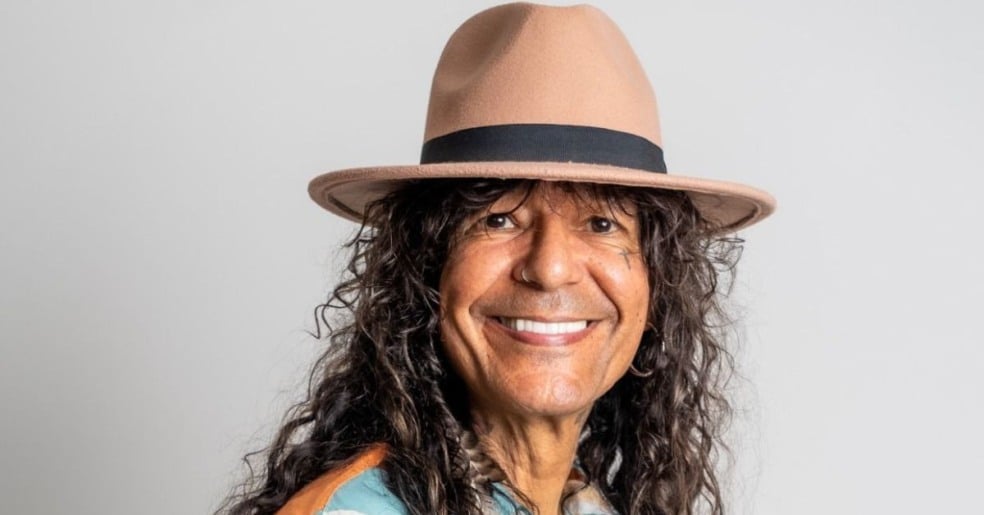 Luiz Caldas, o mestre que marcou a história da música brasileira com sua criatividade e ousadia, está prestes a lançar um novo capítulo sonoro: