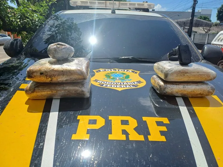 Durante fiscalização, foi encontrada uma mochila com 04 tabletes de substância análoga a maconha (skunk), que totalizou 4 kg de skunk. Foto: Divulgação