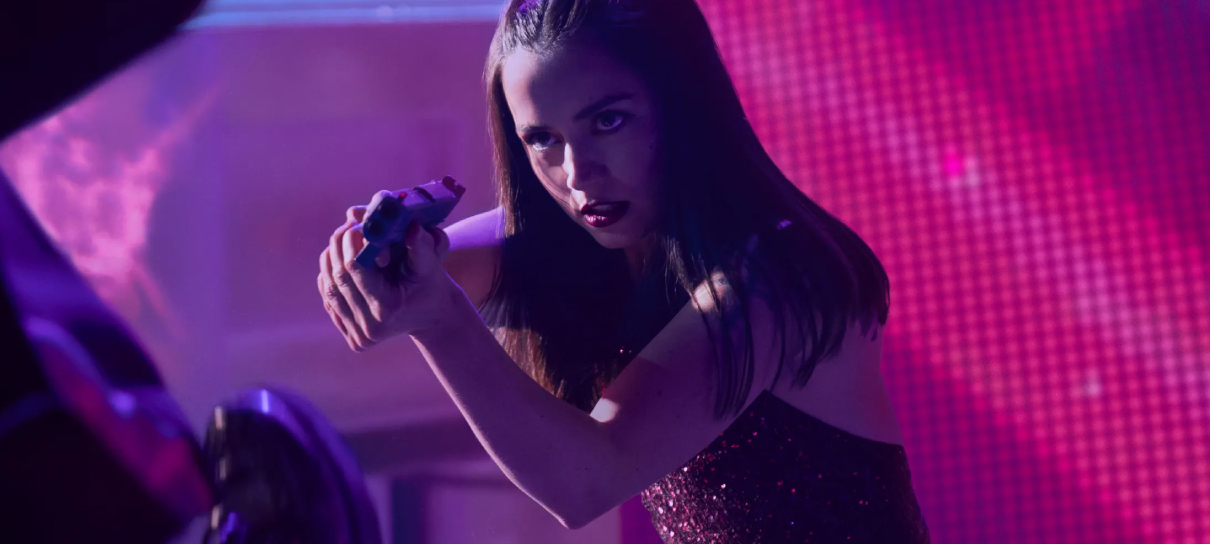 Ana de Armas esbanja carisma como sucessora de Keanu Reeves. foto: divulgação