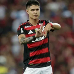 O Flamengo goleou o Fortaleza por 5 a 0 neste domingo (1º) e assumiu momentaneamente a liderança do Brasileiro.