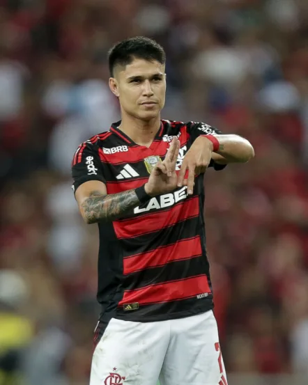 O Flamengo goleou o Fortaleza por 5 a 0 neste domingo (1º) e assumiu momentaneamente a liderança do Brasileiro.