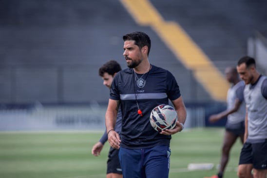 O técnico António Oliveira trabalha com a equipe para conquistar seu primeiro triunfo pelo Leão - Foto: Samara Miranda/Remo