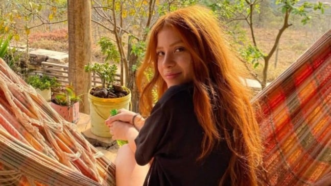 A influenciadora Laura Sabino, de 25 anos, sobreviveu a uma tentativa de feminicídio cometida por seu próprio irmão na manhã do dia 14 de março