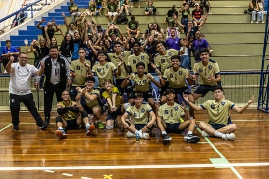 Os times sub-18 de vôlei, tanto no masculino como no feminino do Clube do Remo, subiram no lugar mais alto do pódio na Taça Brasília. Fotos: Divulgação