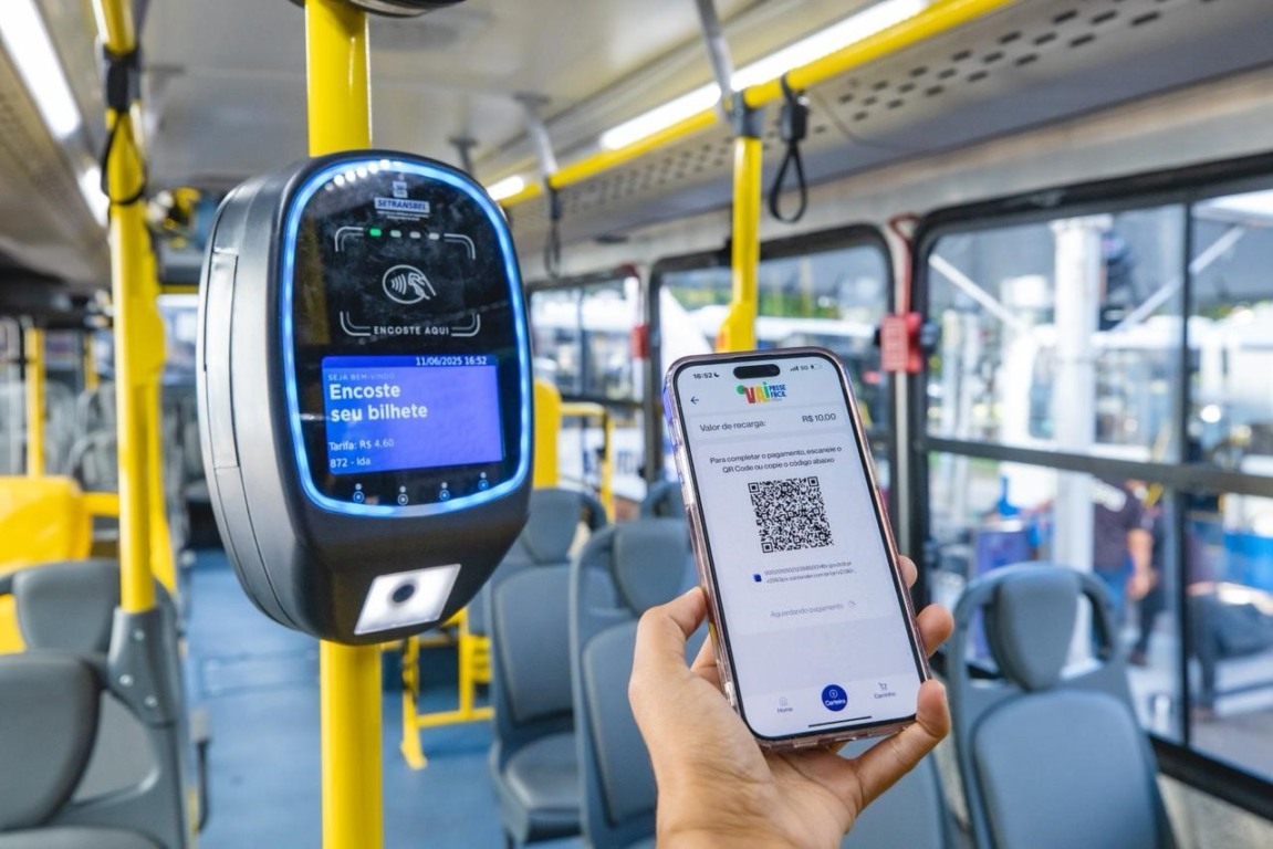 O app gratuito “VAI Passe Fácil” permite pagar a passagem por meio de um QR Code dinâmico gerado no celular.