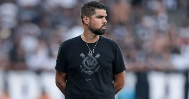 Um dos nomes mais cotados para assumir o cargo é o do técnico português António Oliveira, de 42 anos.