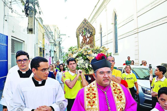  Desde o dia 8 de junho, está acontecendo em Belém a festividade em homenagem à Santíssima Trindade. A celebração vai até o dia 15, que é o domingo dedicado à Santíssima Trindade. Essa é a 27ª edição do evento, cujo tema este ano é: “A Santíssima Trindade que é nossa esperança nos faz suas testemunhas”. 14/06/2025. Foto: Irene Almeida/Diário do Pará.