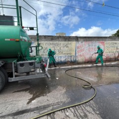 Além da retirada do lixo, foi feita a lavagem da rua.