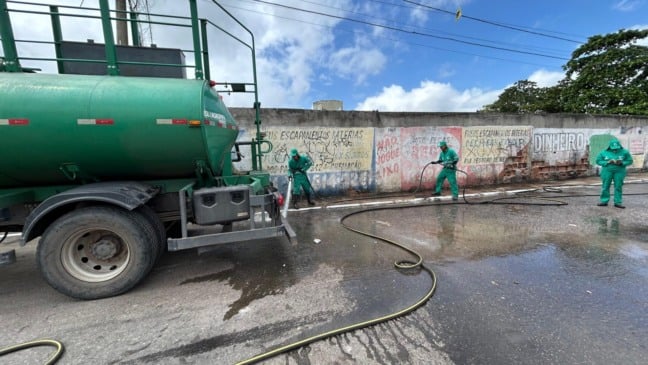 Além da retirada do lixo, foi feita a lavagem da rua.