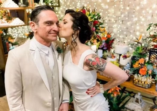 Ele e Renata se casaram em novembro 2019, após 5 anos de namoro. Na cerimônia, o então casal quebrou uma tradição e entrou de mãos dadas.