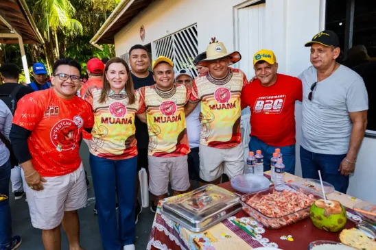Na ocasião, a vice-governadora entregou duas ambulanchas e uma retroescavadeira para o município. Os equipamentos reforçam a segurança e saúde pública da cidade

