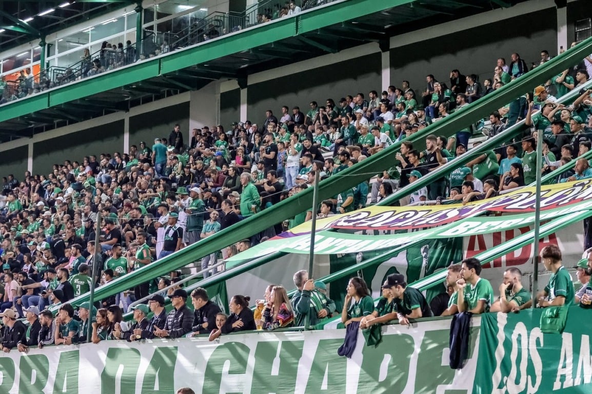 Chapecoense e Ferroviária se enfrentam nesta segunda (16) em duelo direto pelo G-4 da Série B