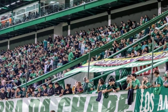 Chapecoense e Ferroviária se enfrentam nesta segunda (16) em duelo direto pelo G-4 da Série B