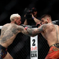 Ilia Topuria conquistou seu segundo cinturão em categorias diferentes no UFC ao nocautear Charles do Bronxs no evento numerado 317. Ele elevou seu status dentro da organização.