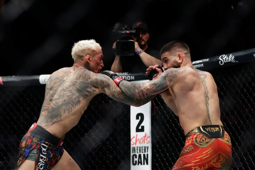 Ilia Topuria conquistou seu segundo cinturão em categorias diferentes no UFC ao nocautear Charles do Bronxs no evento numerado 317. Ele elevou seu status dentro da organização.