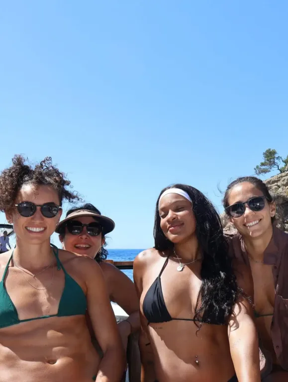Após uma temporada intensa, Gabi Guimarães e Rebeca Andrade aproveitaram o fim das competições para relaxar.