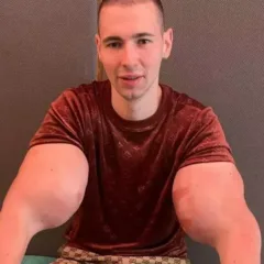 Kirill Tereshin, conhecido como "Popeye Russo", tem chamado a atenção dos seus seguidores após decidir remover as substâncias que aplicou nos braços