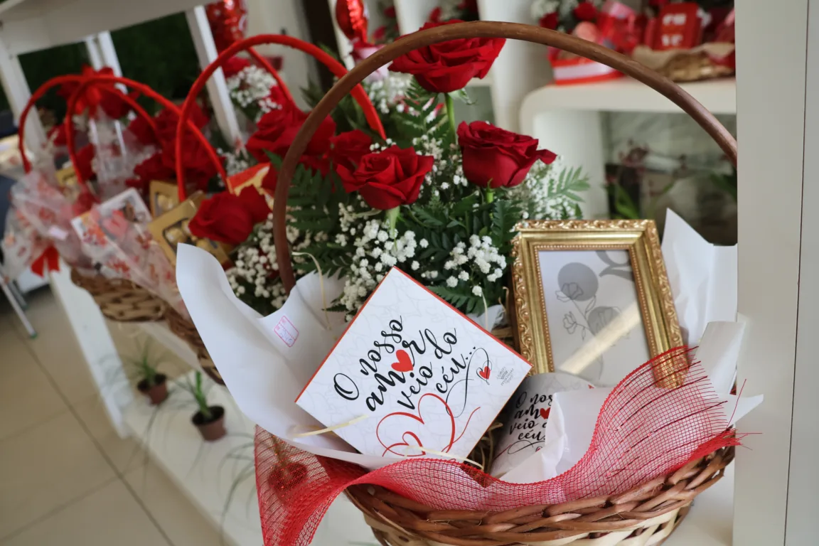 Em meio à infinidade de opções de presentes, um clássico segue firme como símbolo de romantismo no Dia dos Namorados, comemorado neste dia 12 de junho: as flores. Fotos: Irene Almeida Em meio à infinidade de opções de presentes, um clássico segue firme como símbolo de romantismo no Dia dos Namorados, comemorado neste dia 12 de junho: as flores. Fotos: Irene Almeida