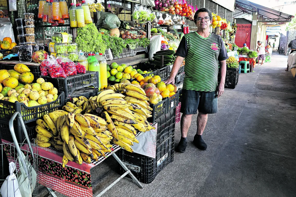Ivan Silva, 60, feirante. Vamos conversar com as pessoas nas ruas e saber o que elas fazem no dia a dia em prol do meio ambiente ou da sustentabilidade. Podem ser desde as pequenas ações que começam em casa e ações pelas ruas e ambiente de trabalho, como ato de cidadania. Foto: Irene Almeida/Diário do Pará.