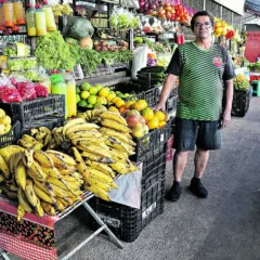 Ivan Silva, 60, feirante. Vamos conversar com as pessoas nas ruas e saber o que elas fazem no dia a dia em prol do meio ambiente ou da sustentabilidade. Podem ser desde as pequenas ações que começam em casa e ações pelas ruas e ambiente de trabalho, como ato de cidadania. Foto: Irene Almeida/Diário do Pará.