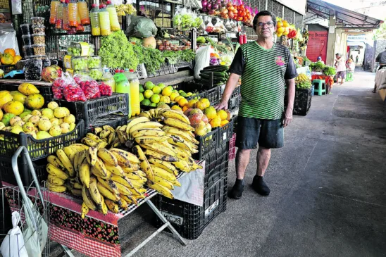Ivan Silva, 60, feirante. Vamos conversar com as pessoas nas ruas e saber o que elas fazem no dia a dia em prol do meio ambiente ou da sustentabilidade. Podem ser desde as pequenas ações que começam em casa e ações pelas ruas e ambiente de trabalho, como ato de cidadania. Foto: Irene Almeida/Diário do Pará.