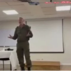 O conteúdo foi apresentado por Rafael Rozenszajn, porta-voz militar israelense que atua como representante de comunicação do Exército em língua portuguesa.