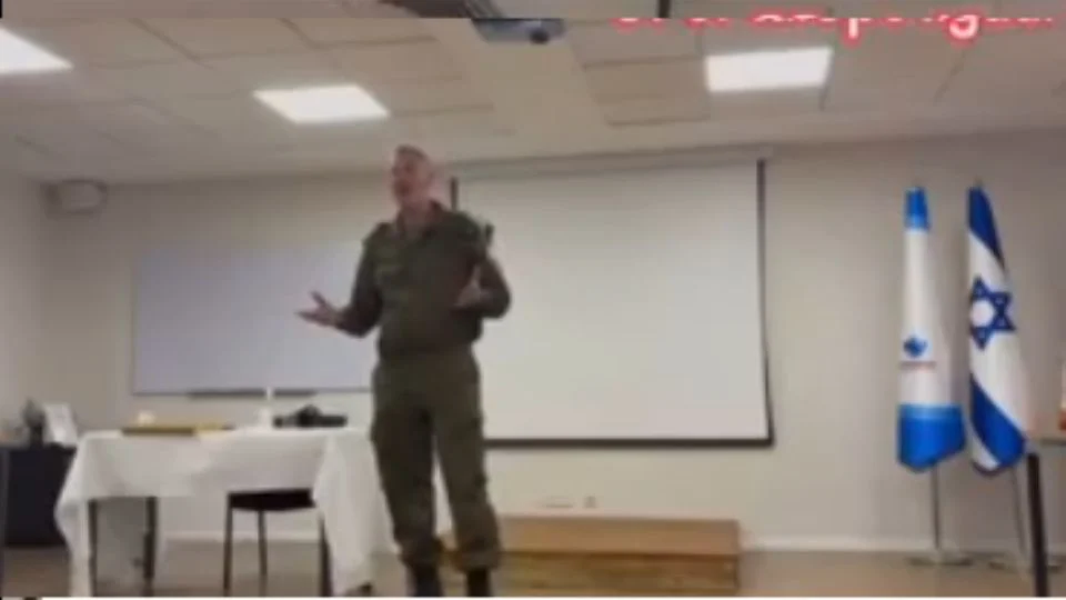 O conteúdo foi apresentado por Rafael Rozenszajn, porta-voz militar israelense que atua como representante de comunicação do Exército em língua portuguesa.
