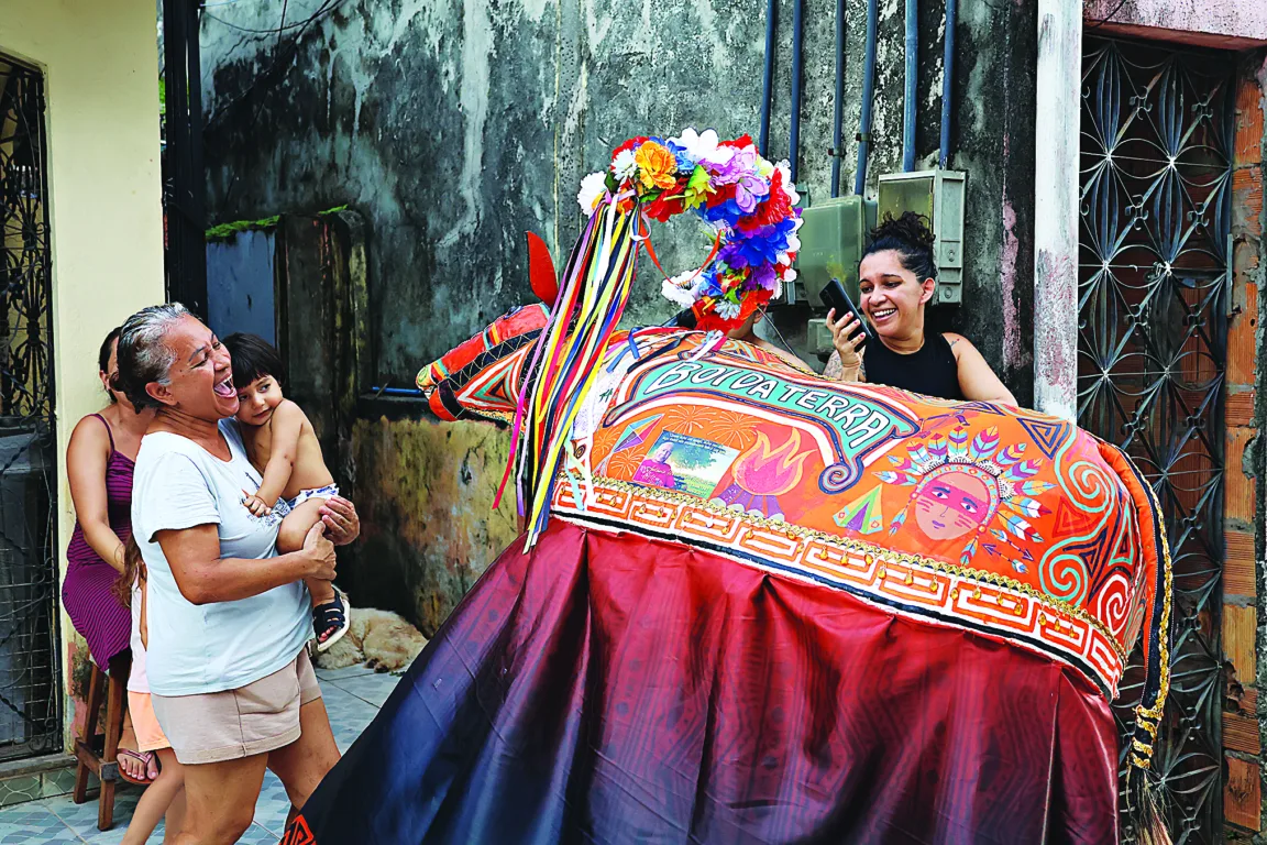 O boi é acompanhado por uma comitiva de foliões que levam alegria aos moradores nos domingos do mês de julho FOTOS: irene almeida