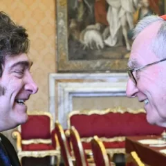 Javier Milei saiu do Palácio Apostólico neste sábado (7) com a promessa de que o novo pontífice irá visitar a Argentina,