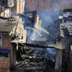 Nesta quarta-feira (4), sete casas foram destruídas por um incêndio de grandes proporções na passagem Santa Lúcia, no bairro da Cremação, em Belém