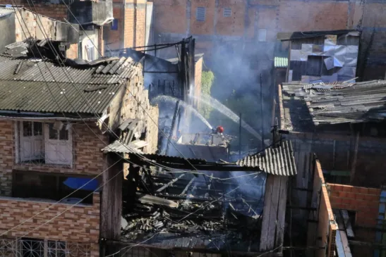 Nesta quarta-feira (4), sete casas foram destruídas por um incêndio de grandes proporções na passagem Santa Lúcia, no bairro da Cremação, em Belém