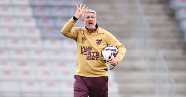 O técnico Odair Hellmann, que tem passado no clube e foi jogador do Remo, está suspenso após ser expulso na derrota para o Atlético-GO