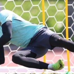 Apesar das especulações, a equipe que gerencia a carreira de John negou ter recebido qualquer contato oficial do Manchester United até o momento.