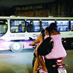 Um grave acidente envolvendo uma motocicleta e uma van resultou na morte de um homem e deixou outras duas pessoas feridas. As três vítimas estavam na motocicleta, e o condutor — que não resistiu aos ferimentos — foi identificado como o homem que morreu no local. Local: Av Bernardo Sayão - Jurunas - Belém. Foto: Mauro Ângelo/ Diário do Pará.