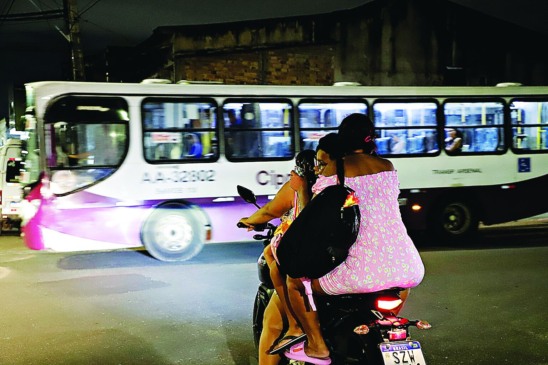 Um grave acidente envolvendo uma motocicleta e uma van resultou na morte de um homem e deixou outras duas pessoas feridas. As três vítimas estavam na motocicleta, e o condutor — que não resistiu aos ferimentos — foi identificado como o homem que morreu no local. Local: Av Bernardo Sayão - Jurunas - Belém. Foto: Mauro Ângelo/ Diário do Pará.